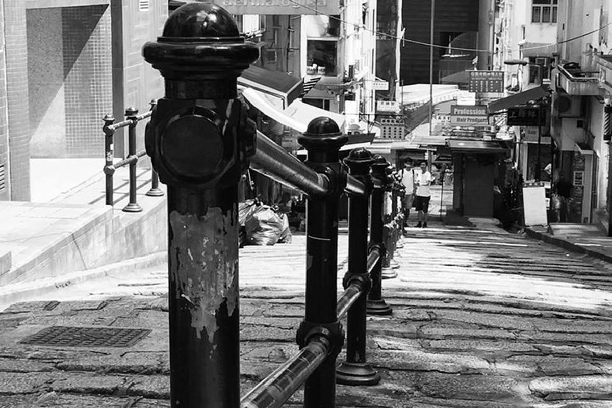 una fila de parquímetros en una calle de la ciudad