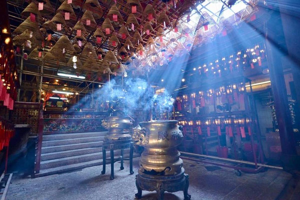 一间带舞台、烟雾和灯光的大房间