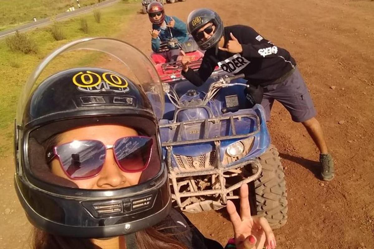 een vrouw met een helm en een persoon op een crossmotor