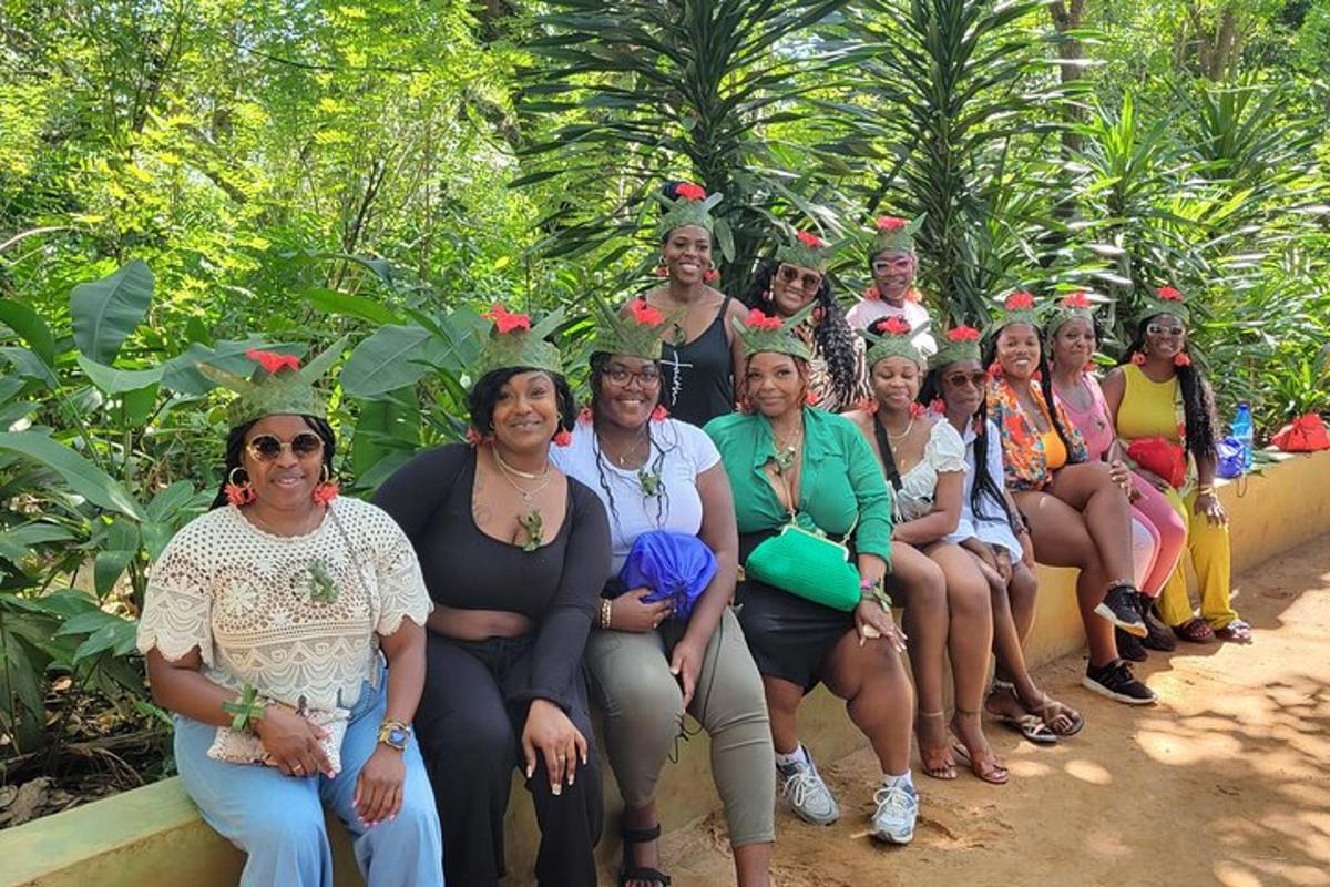 um grupo de pessoas está posando para uma foto