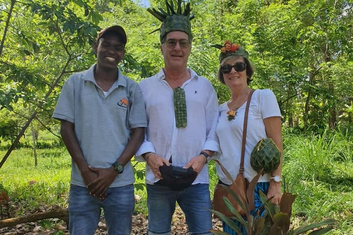 um homem e uma mulher posando para uma foto com um abacaxi na cabeça
