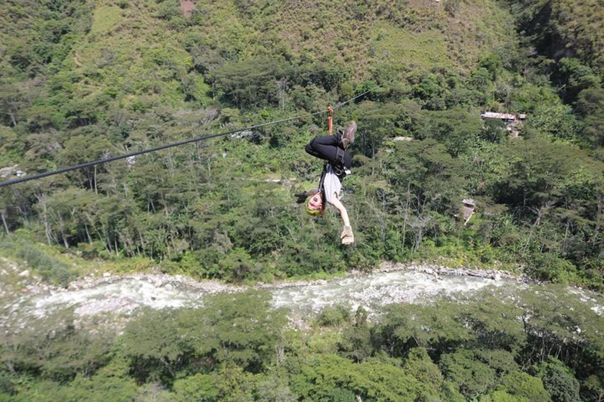 osoba na zip line v džungli