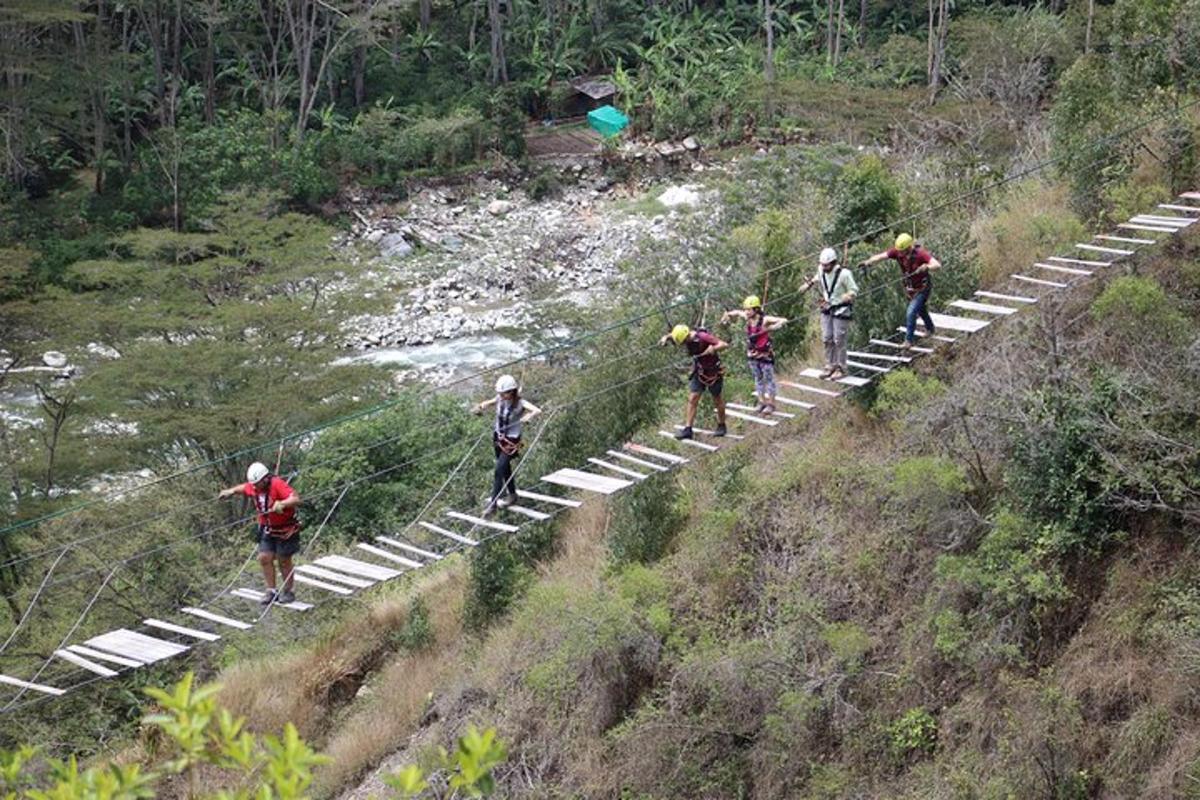 sekelompok orang di jembatan di atas sungai