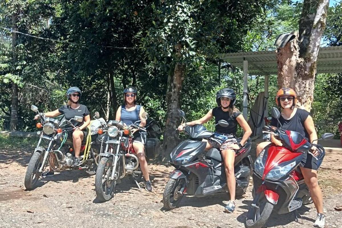 skupina lidí sedících na svých motorkách