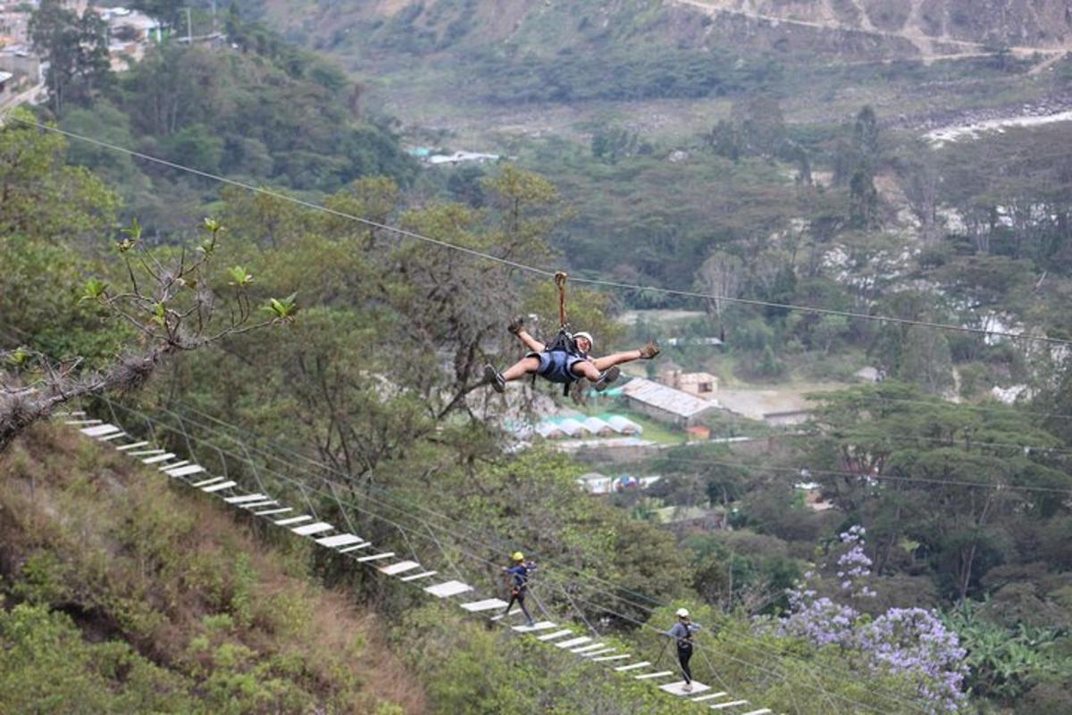 dve osebi na ziplineu na gori