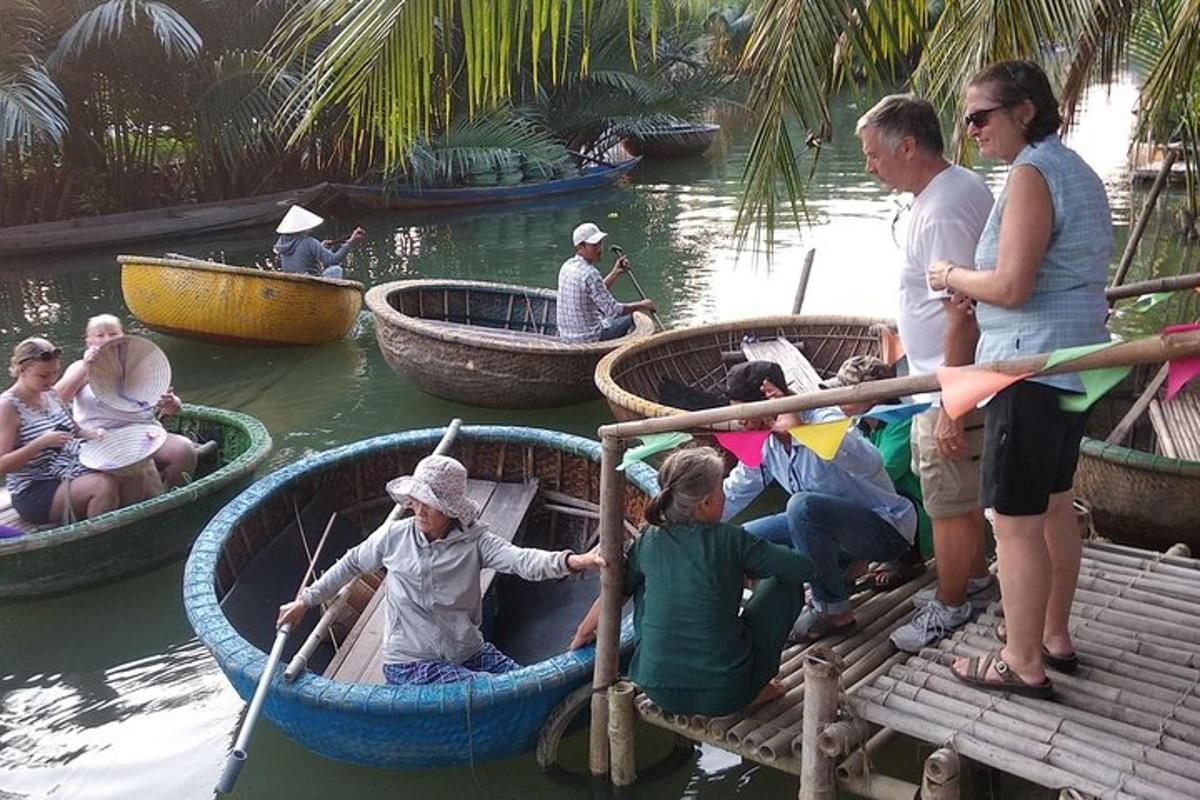 un grup de persones en barques a l'aigua