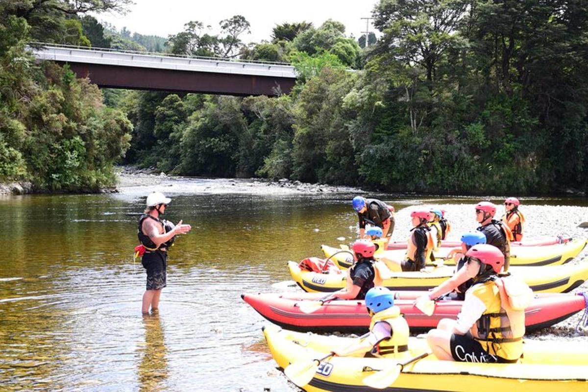 un gruppo di persone in kayak su un fiume