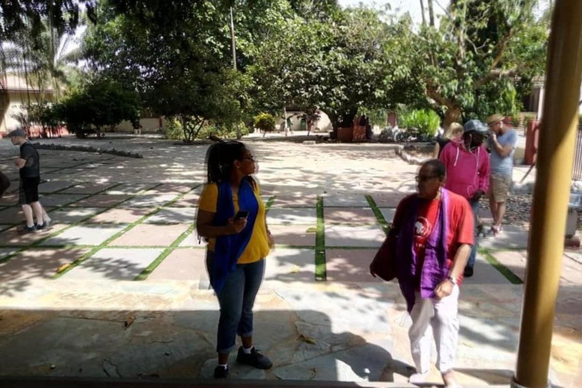 un gruppo di persone in piedi in un parco
