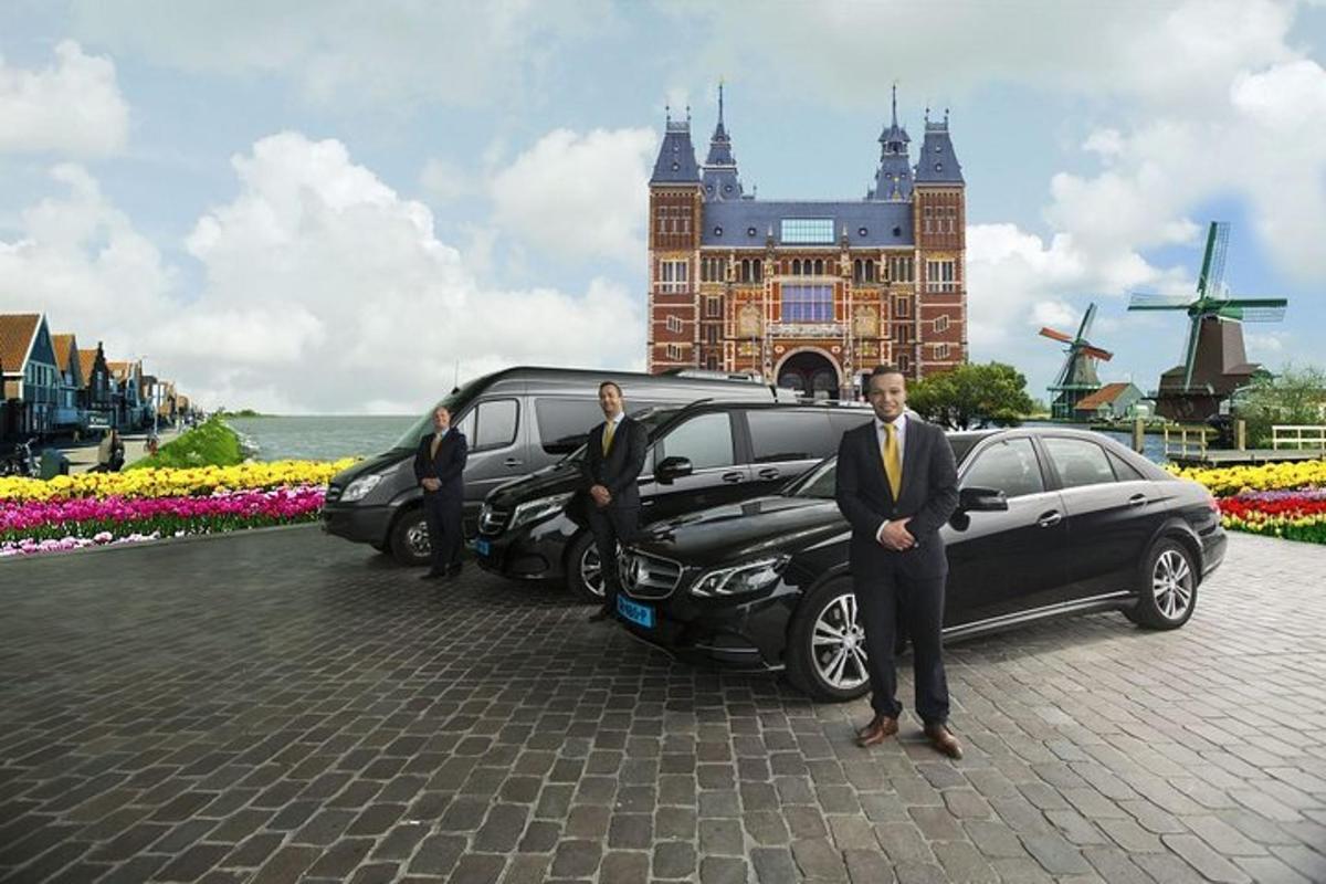 kolmest mehest koosnev grupp seisis auto kõrval
