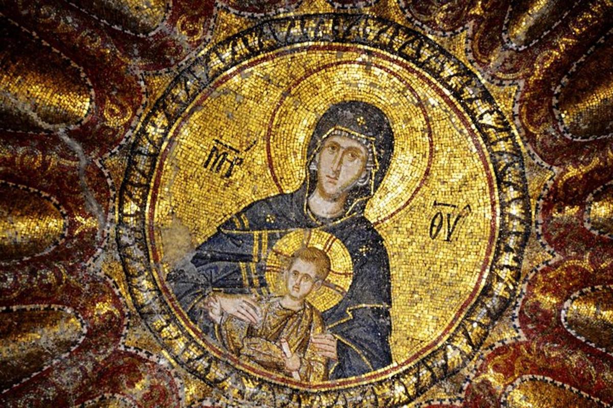 un mosaic d'una verge i un nen en un cercle