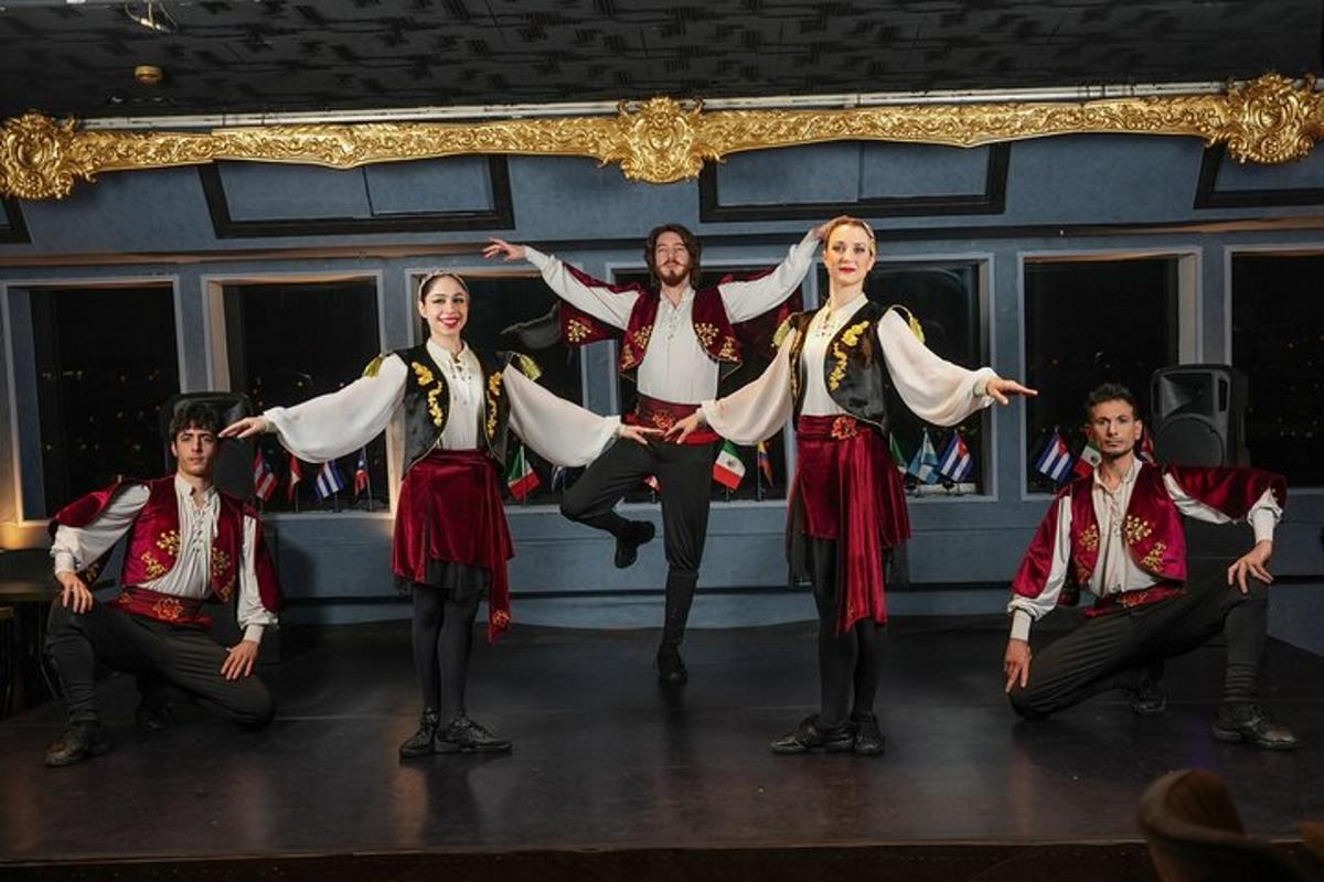 een groep mensen in traditionele dansen op het podium