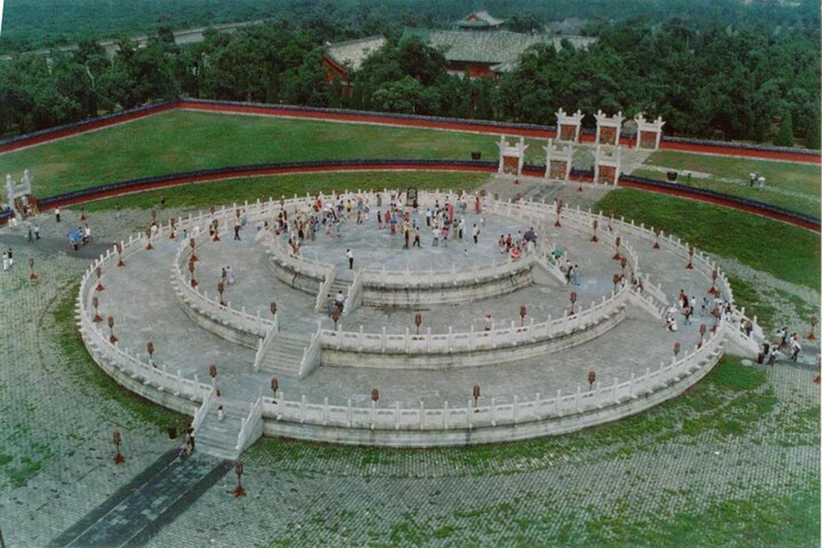 一群人在公园里站成一个圈