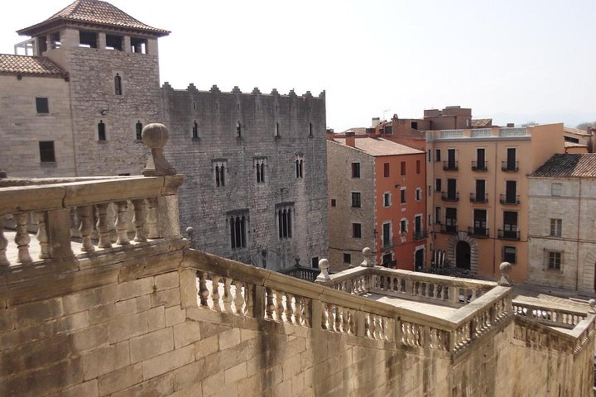 Una vista de un castillo desde un balcón