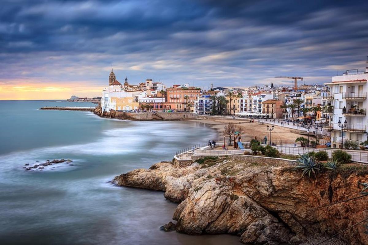 Una vista de una playa con edificios y el océano.