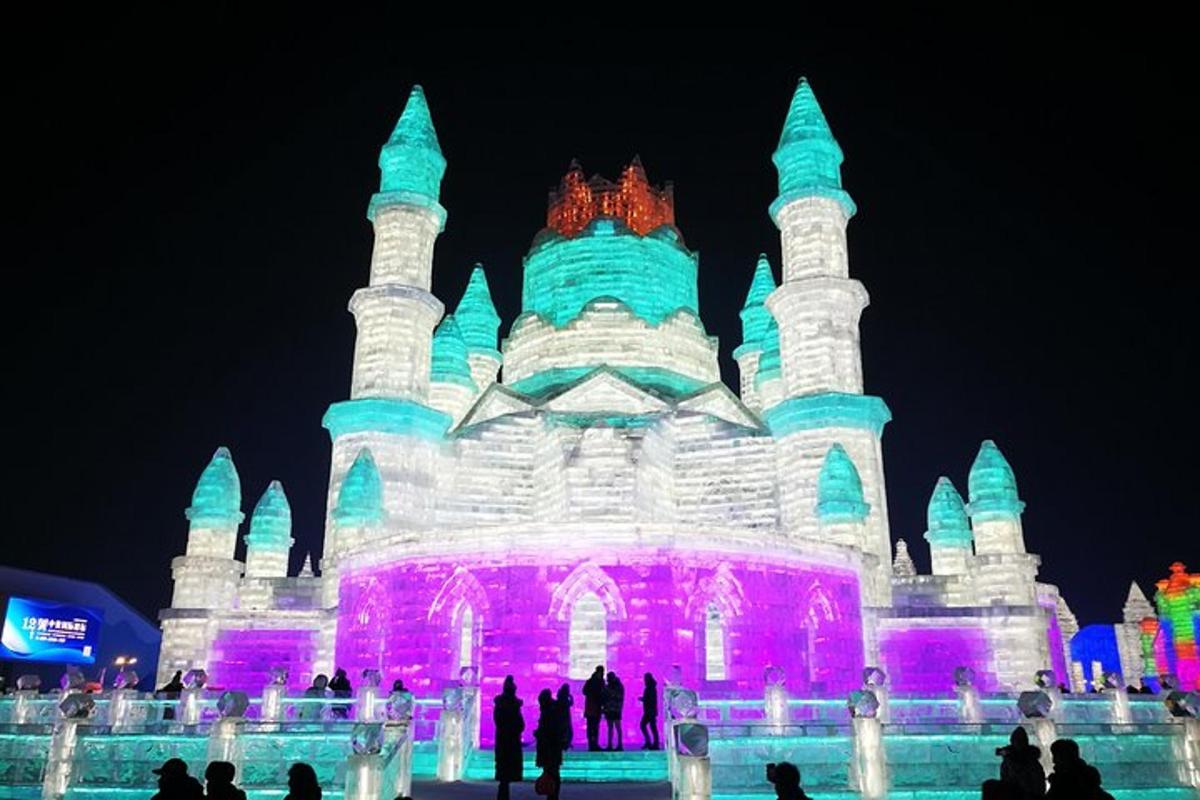 um grande castelo de gelo é iluminado à noite