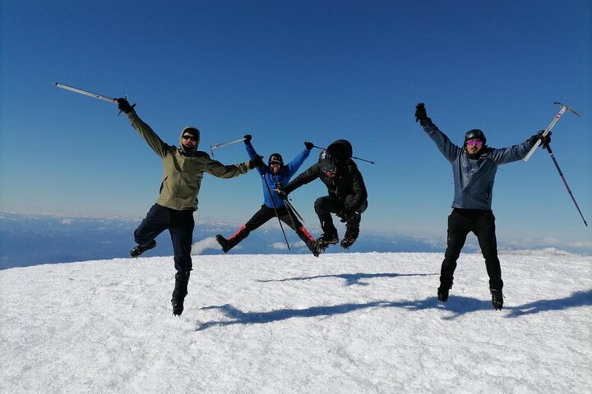 四个人在雪地里跳跃