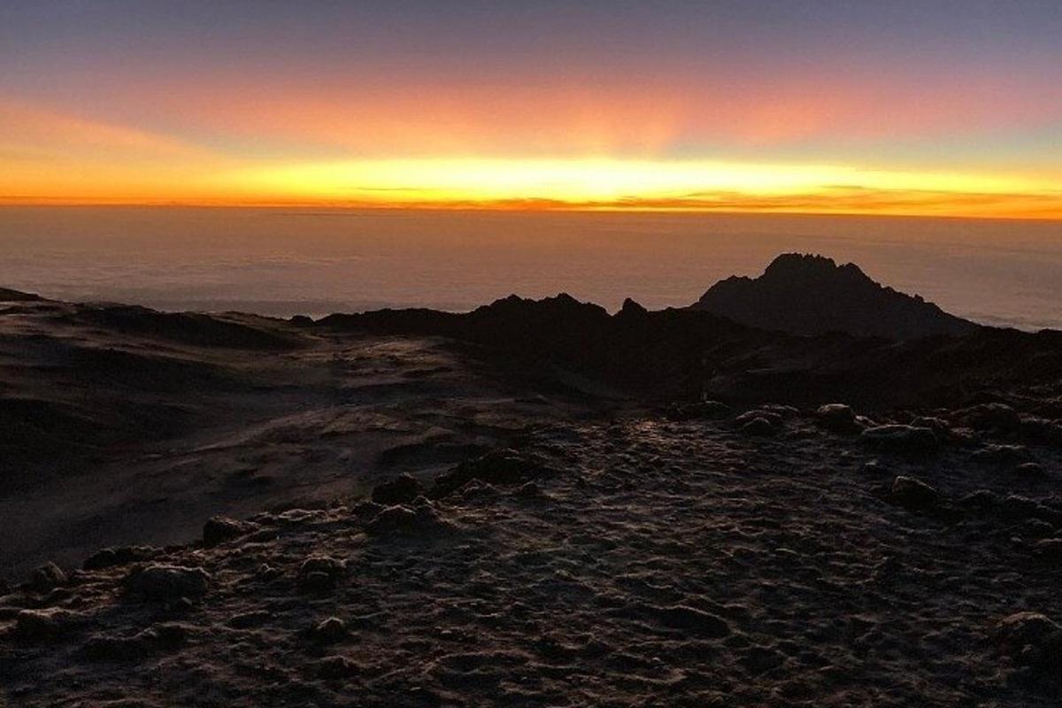 um pôr do sol do topo de uma montanha