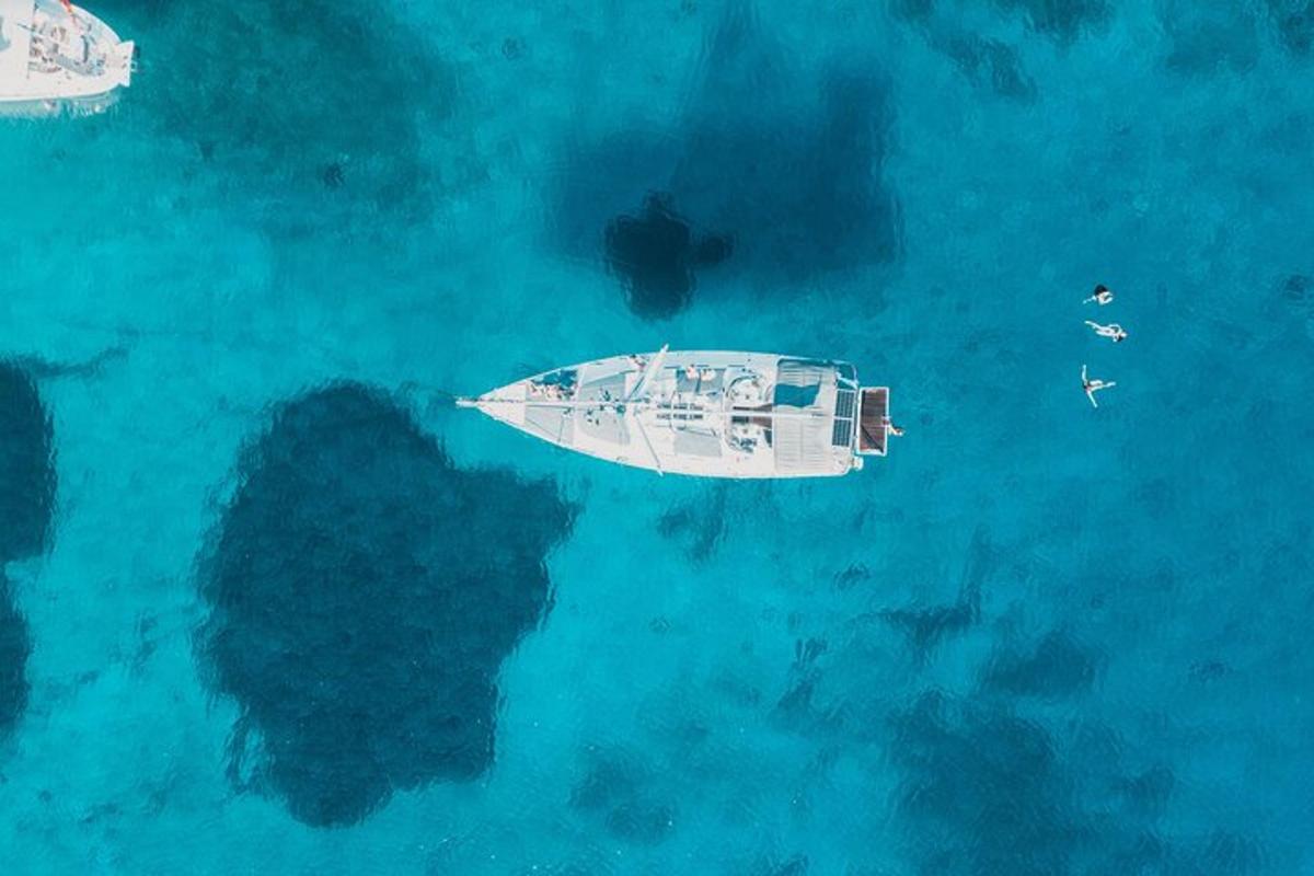 una vista aérea de un barco en el agua