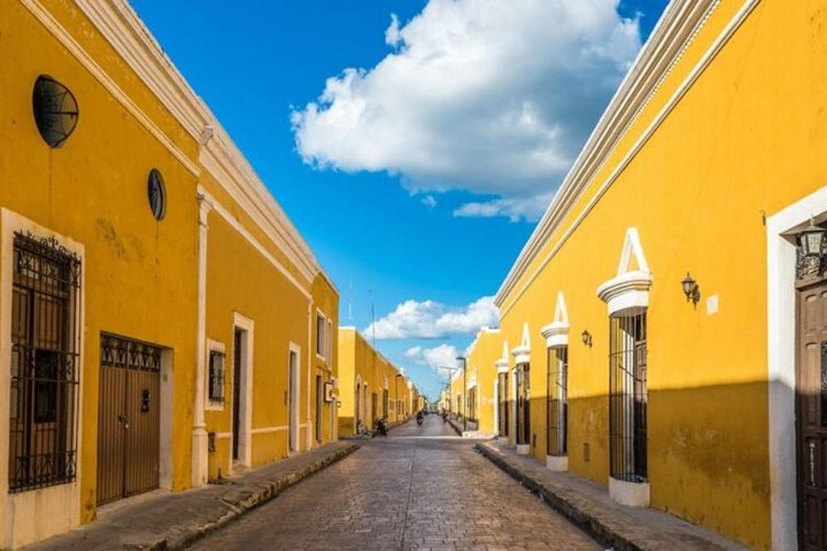 eine leere Straße mit gelben Gebäuden und einem blauen Himmel