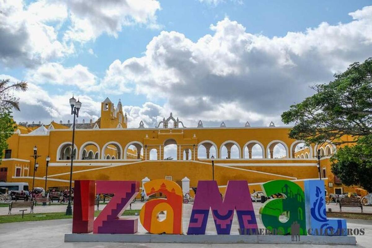 velika rumena stavba z napisom Zimbabve