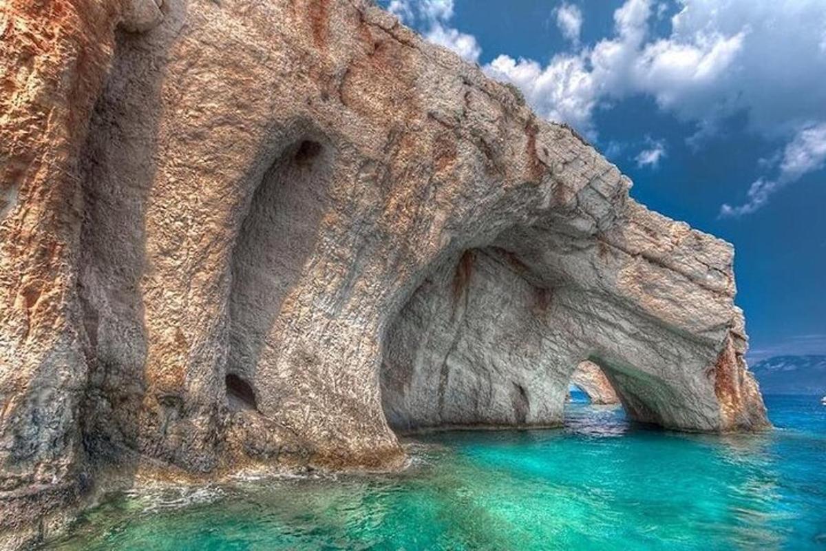 isang arko sa isang rock formation sa tubig
