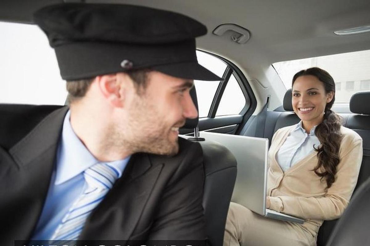 seorang lelaki bertopi duduk di dalam kereta dengan seorang wanita