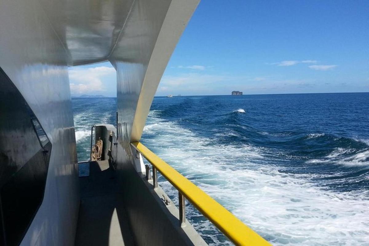 une vue sur l'océan depuis un bateau