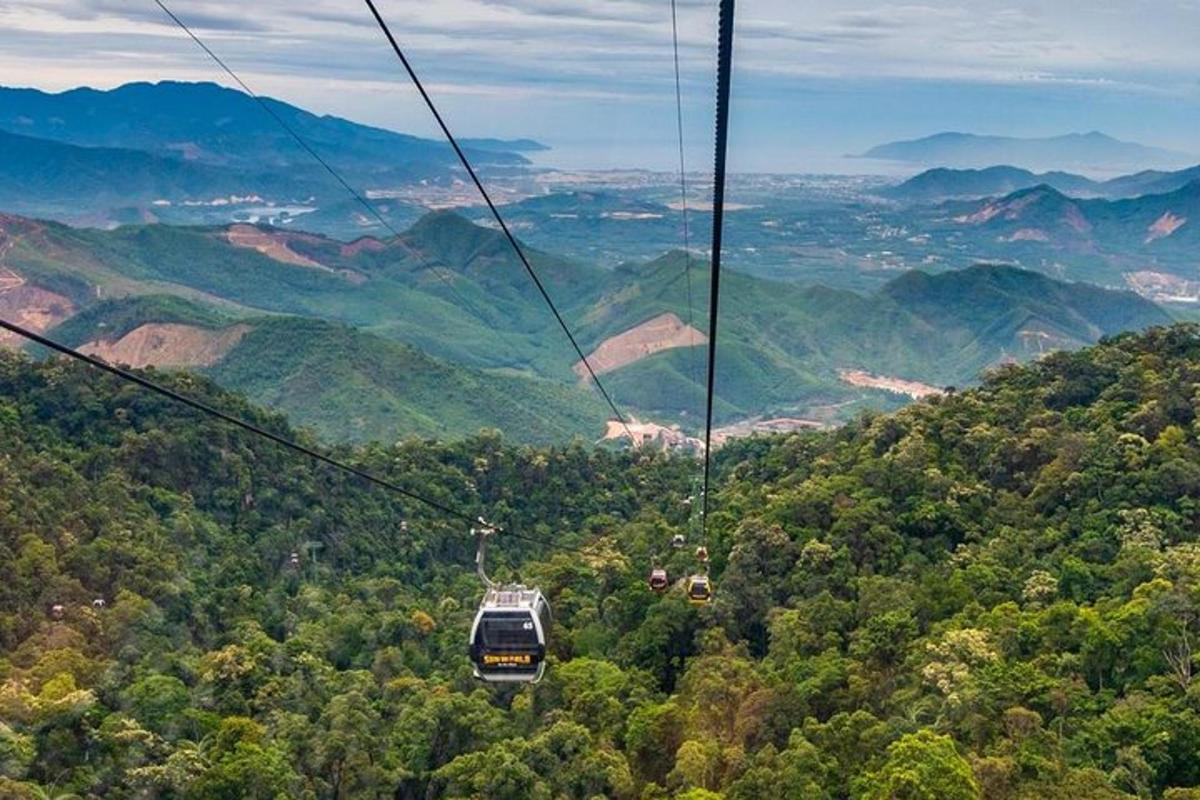 gondola letící nad svěžím zeleným údolím