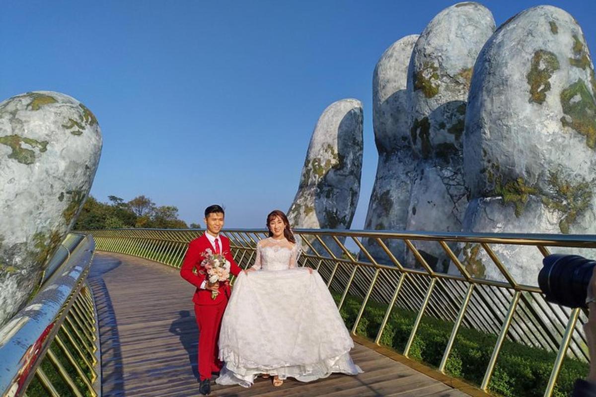 uma noiva e um noivo posando para uma foto em uma ponte