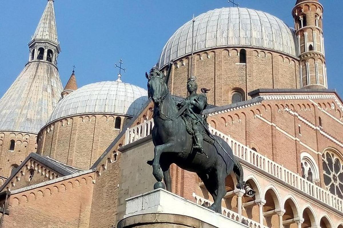 statua mężczyzny na koniu przed budynkiem