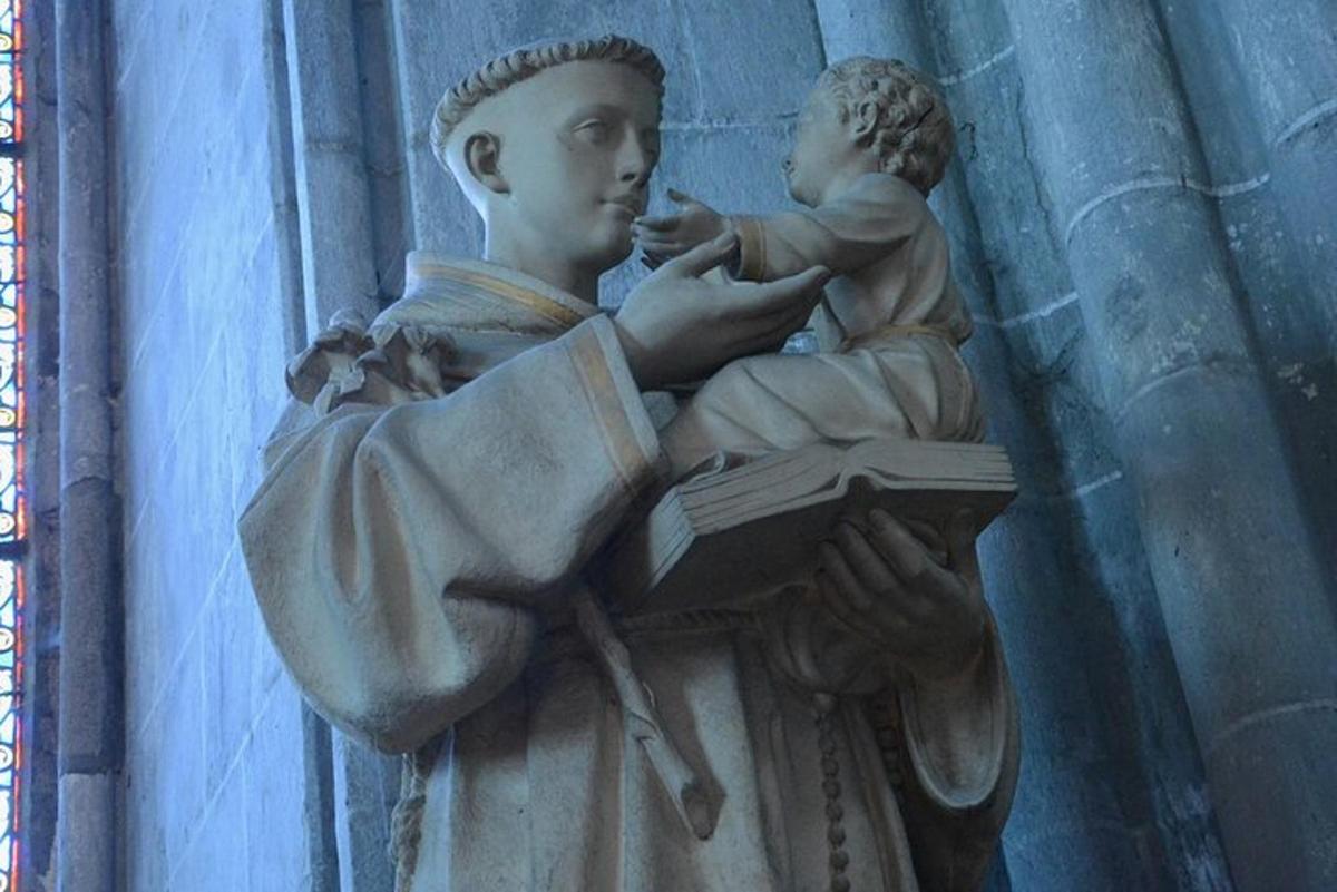 posąg mężczyzny trzymającego dziecko na ścianie