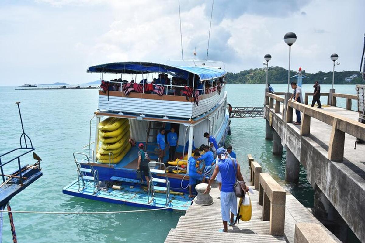 một nhóm người lên thuyền ở bến tàu