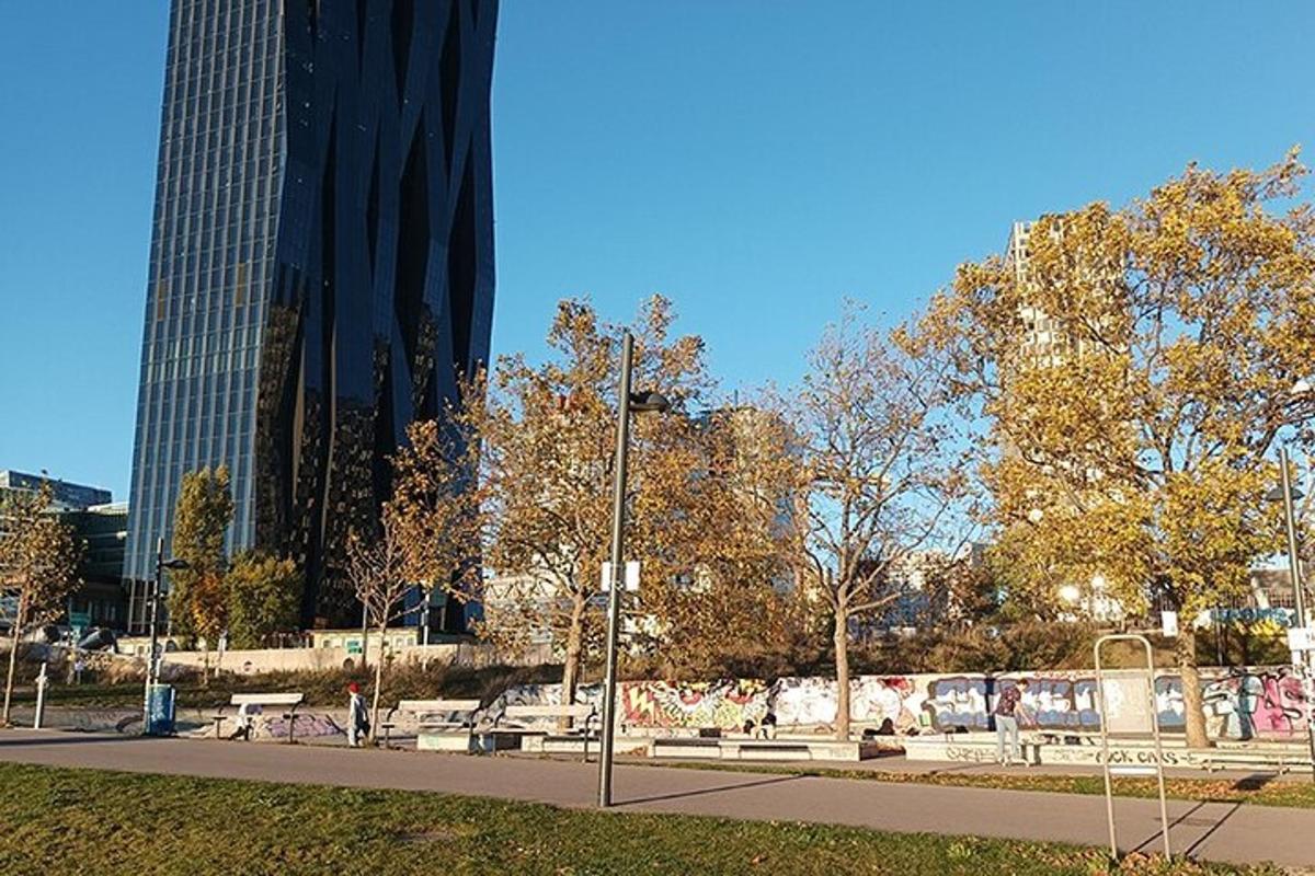 un parco con panchine e alberi in una città