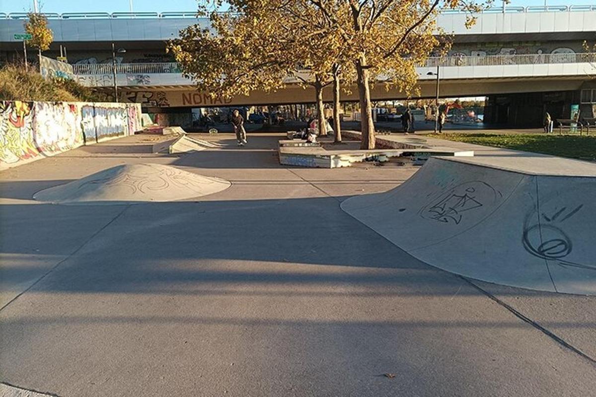 una rampa da skateboard nel mezzo di uno skate park