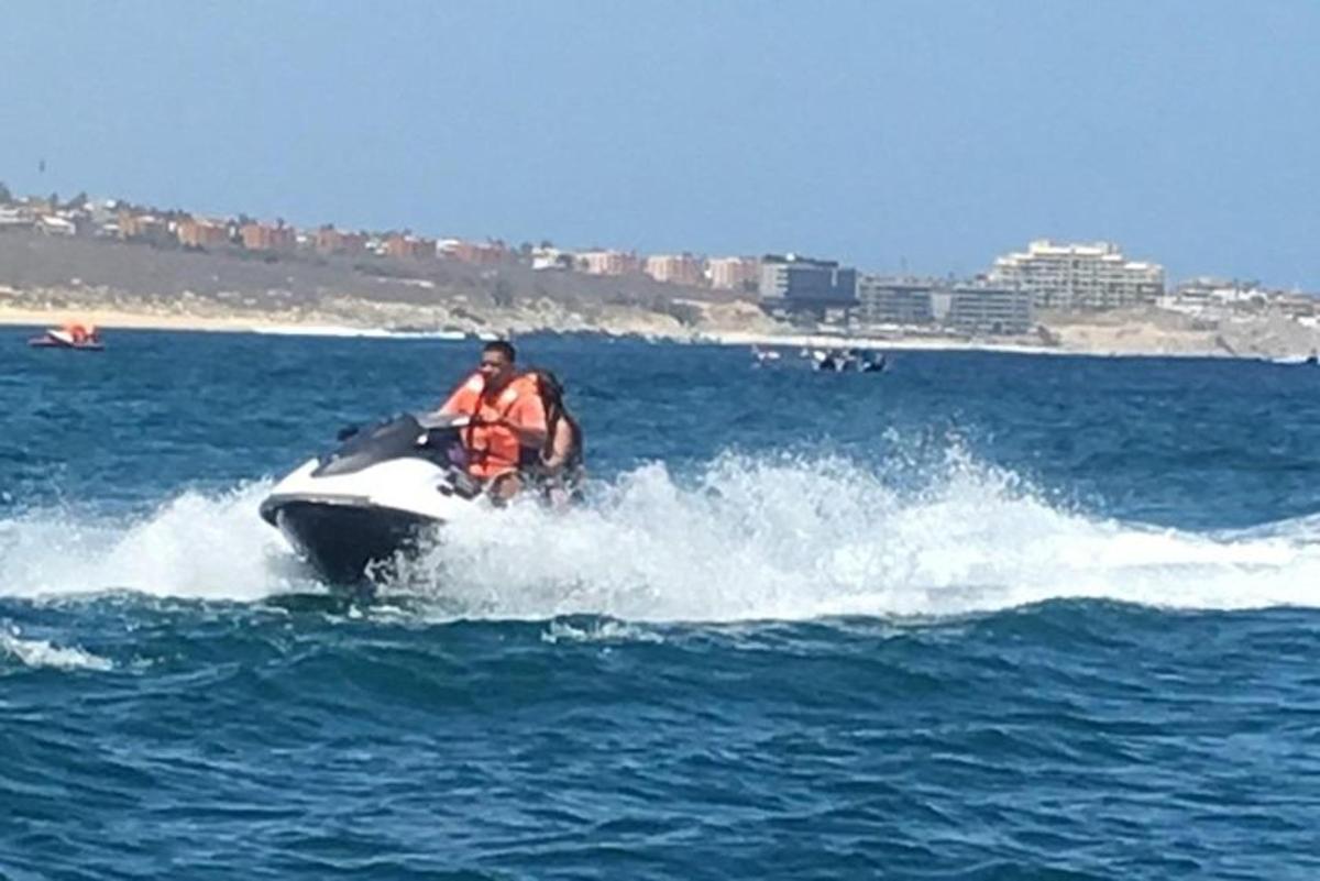 Ένας άντρας κάνει τζετ σκι στο νερό