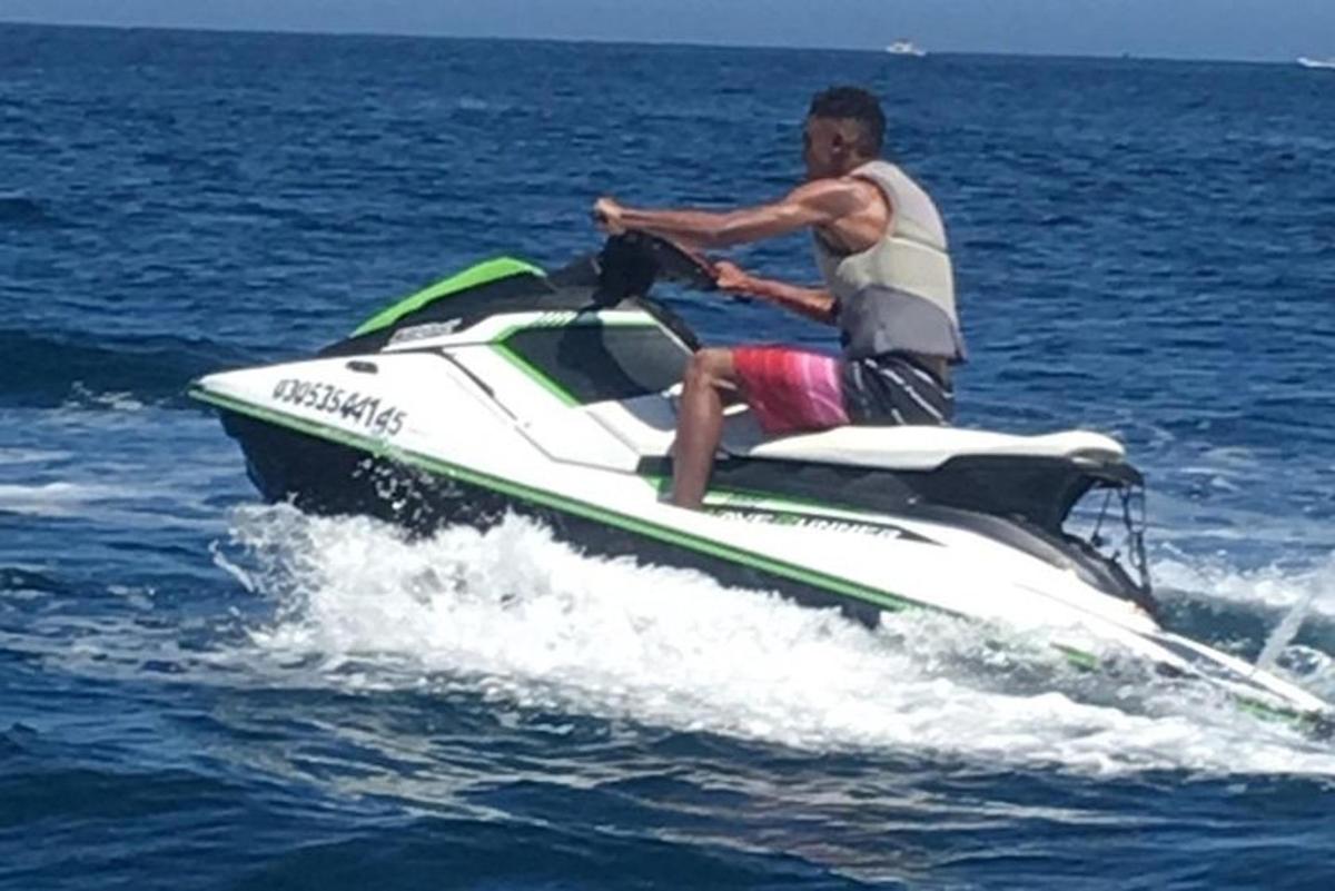 ένας άντρας που οδηγεί ένα ταχύπλοο στο νερό