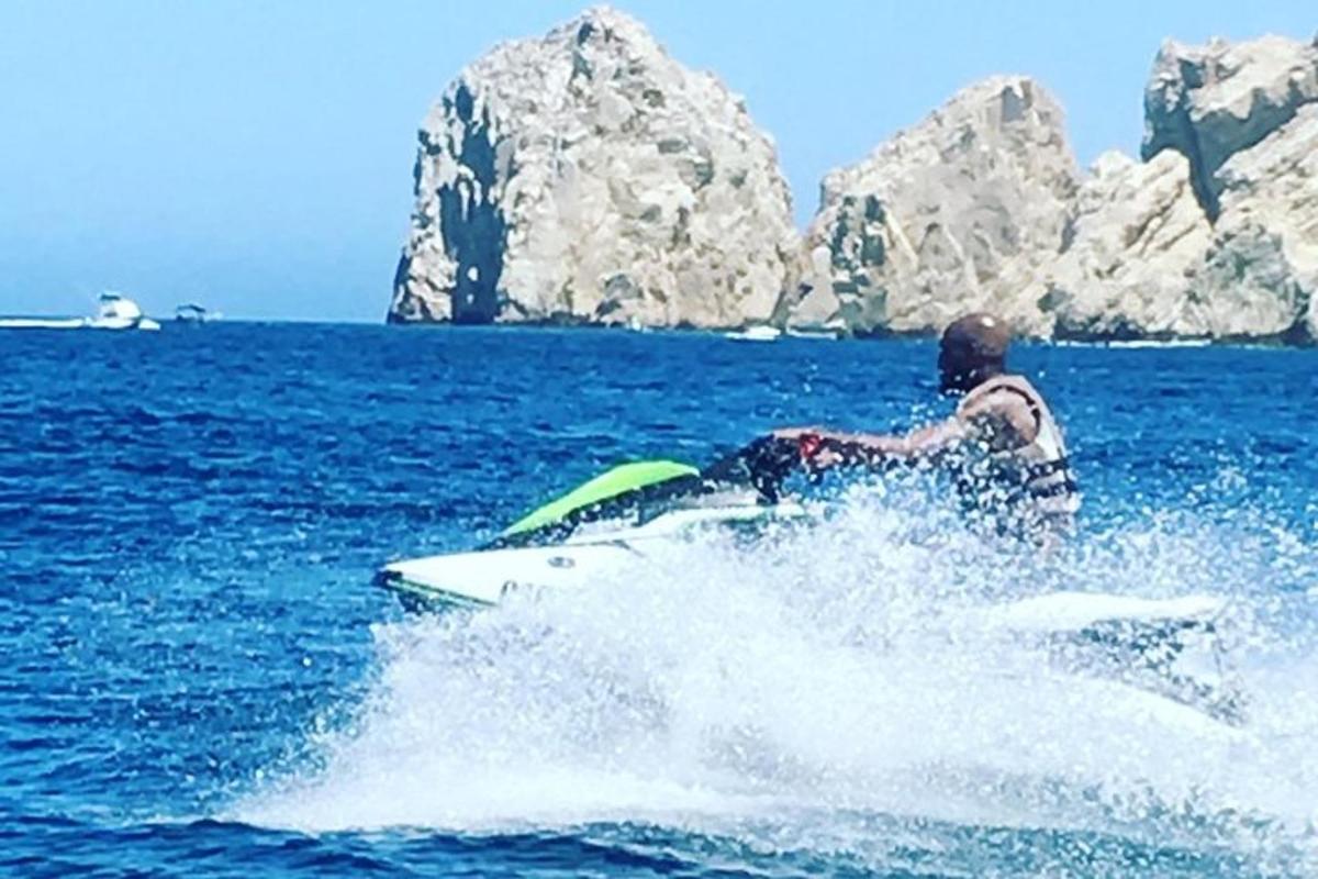 Ένας άντρας κάνει βόλτα με σανίδα του σερφ στο νερό