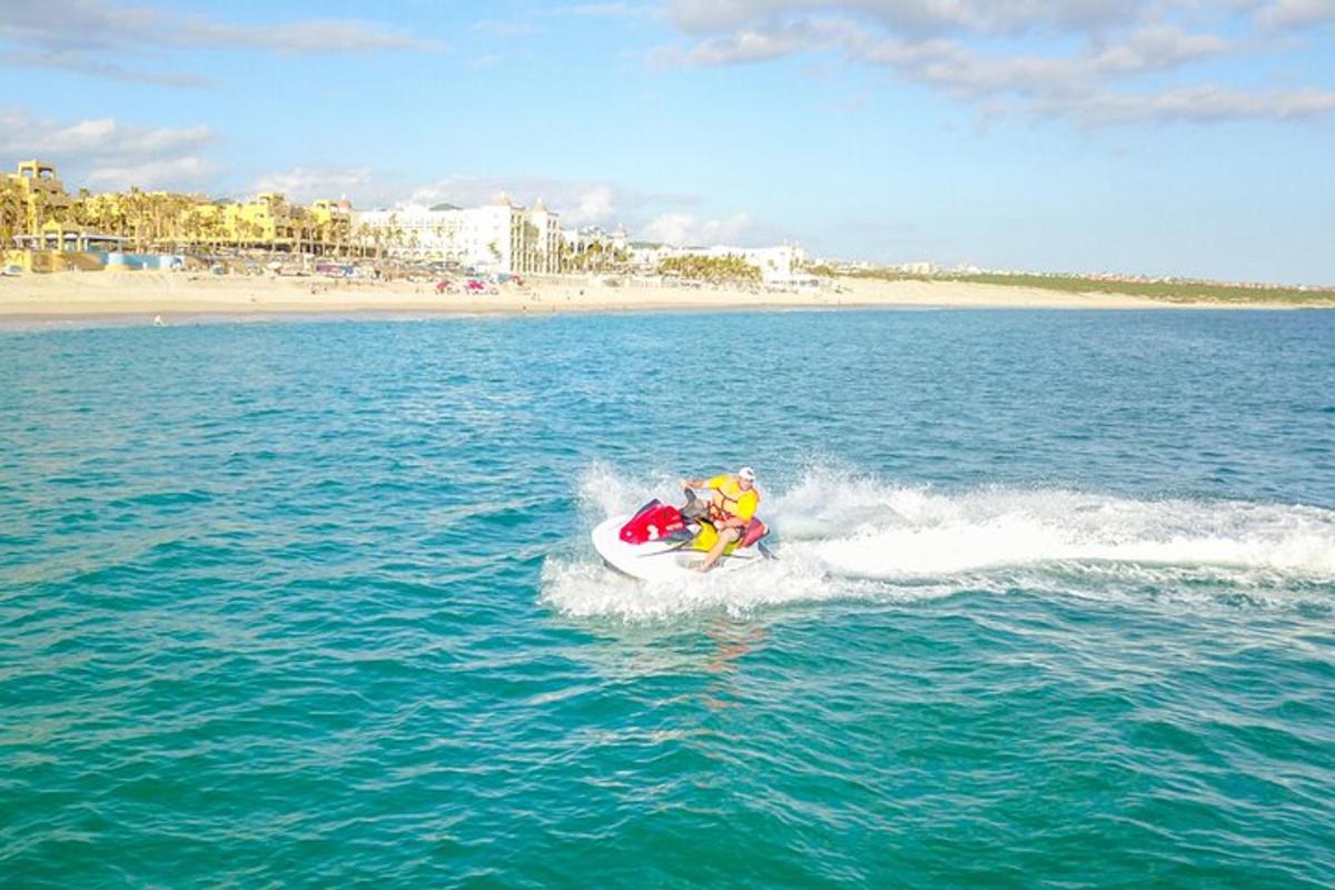 Un grupo de personas viajando en un bote en el agua