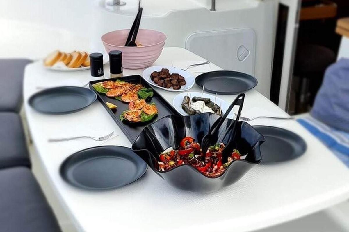 stalas, nukrautas lėkštėmis maisto ant stalo