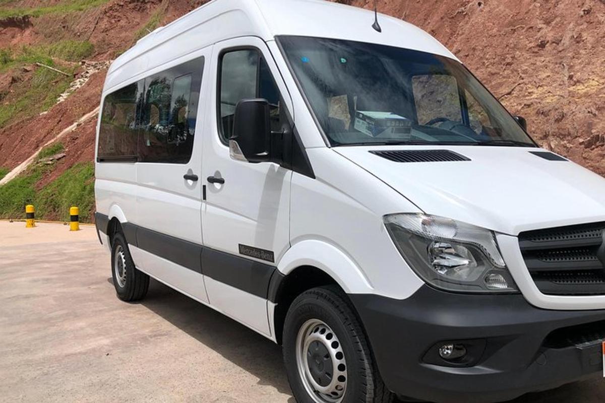 une camionnette blanche garée sur un parking
