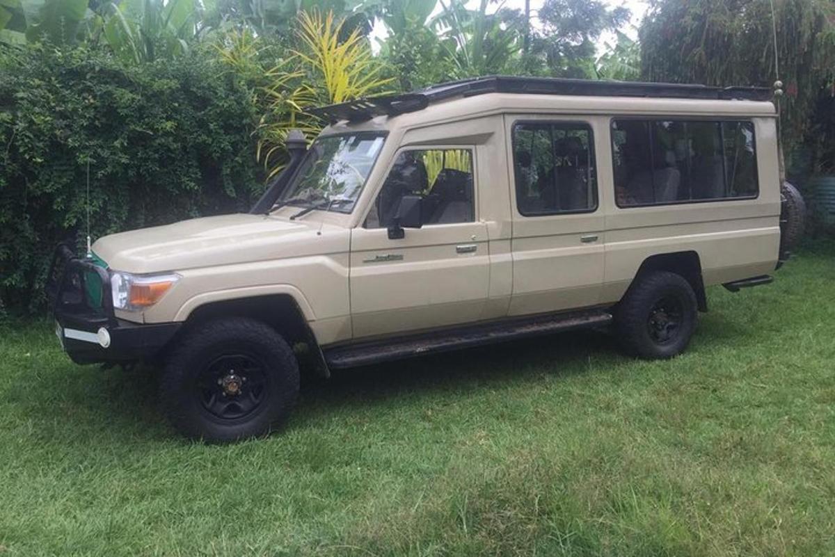một chiếc xe jeep màu trắng đỗ trên bãi cỏ