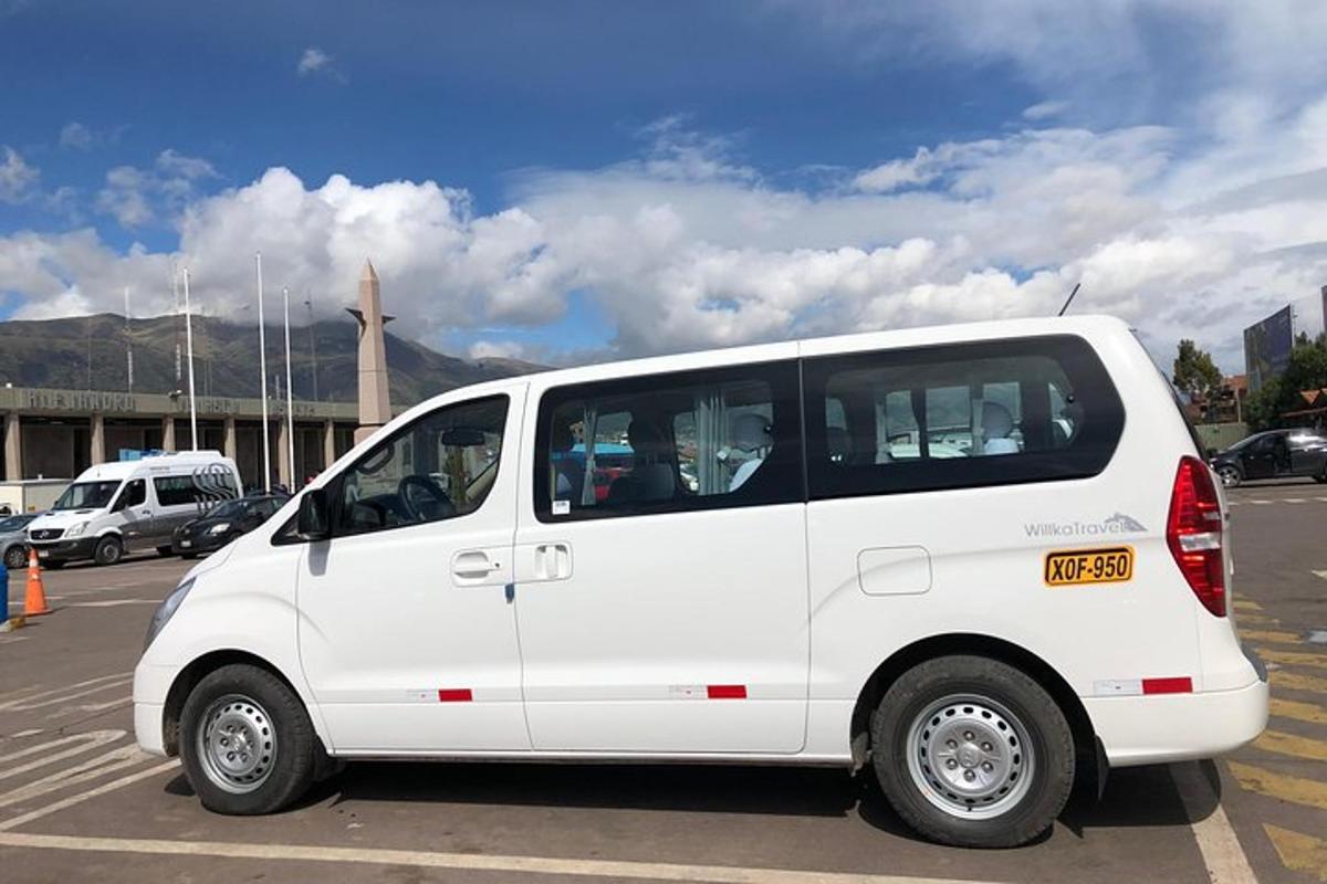 bijeli kombi parkiran na parkiralištu