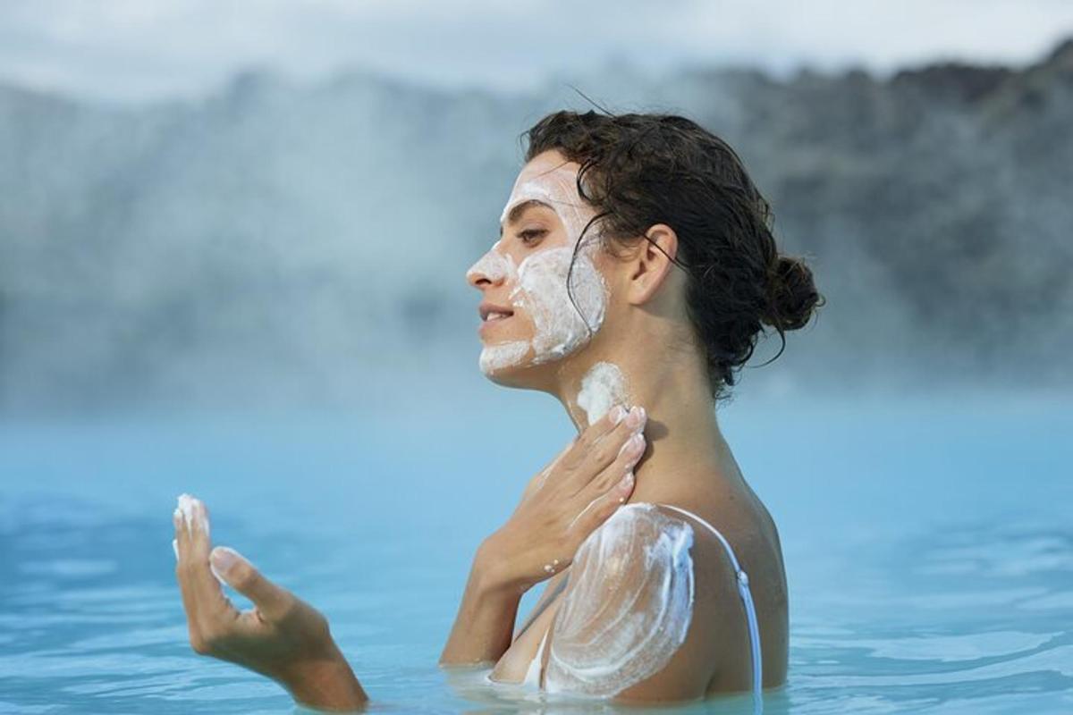 Un hombre con una máscara facial en el agua