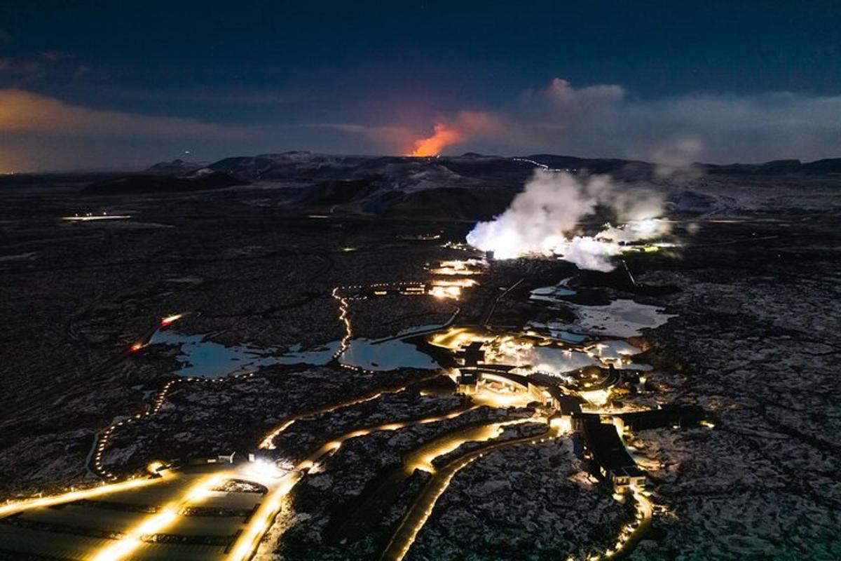 Una vista aérea de un incendio en la noche.