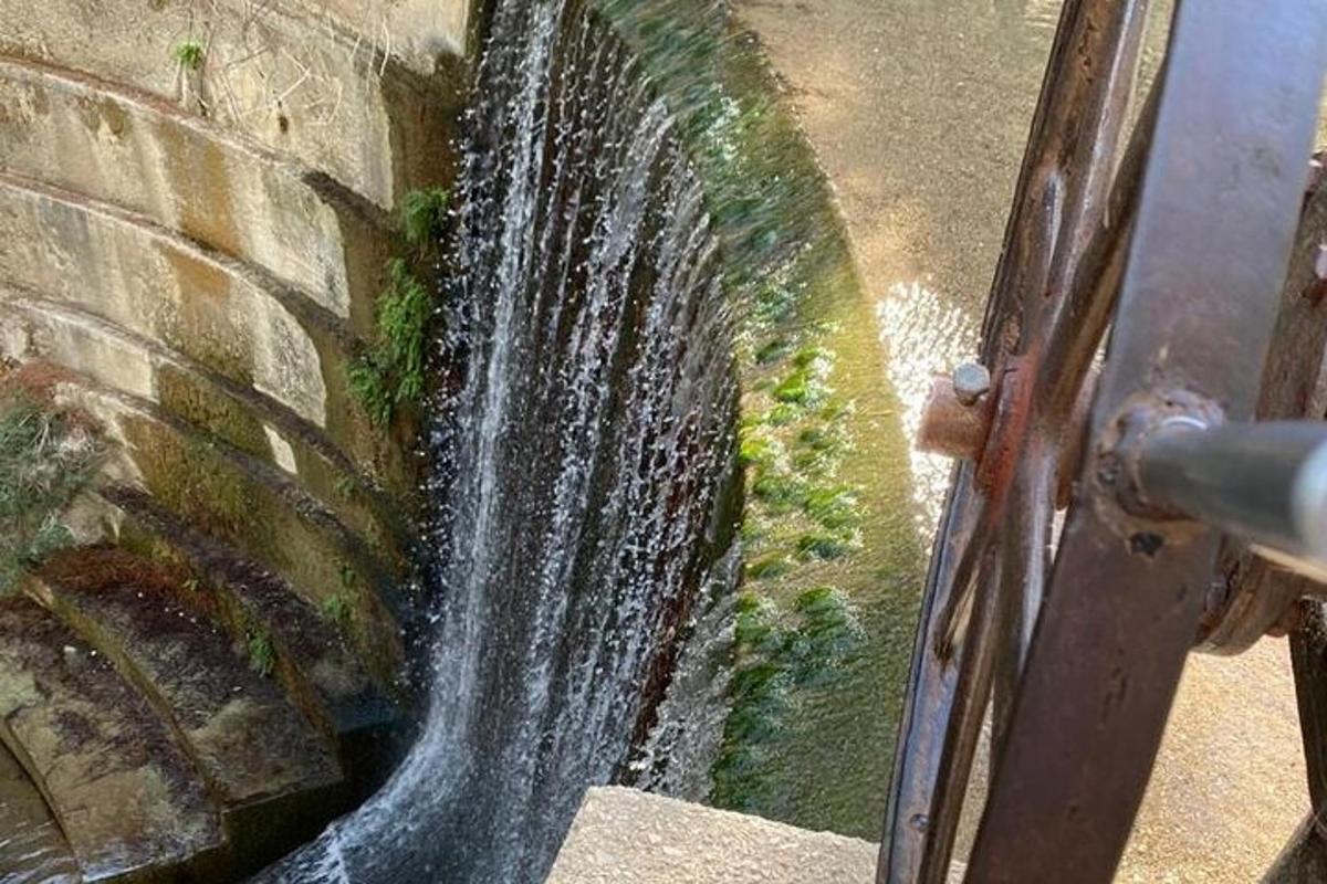 una fontana d'acqua sul lato di un muro