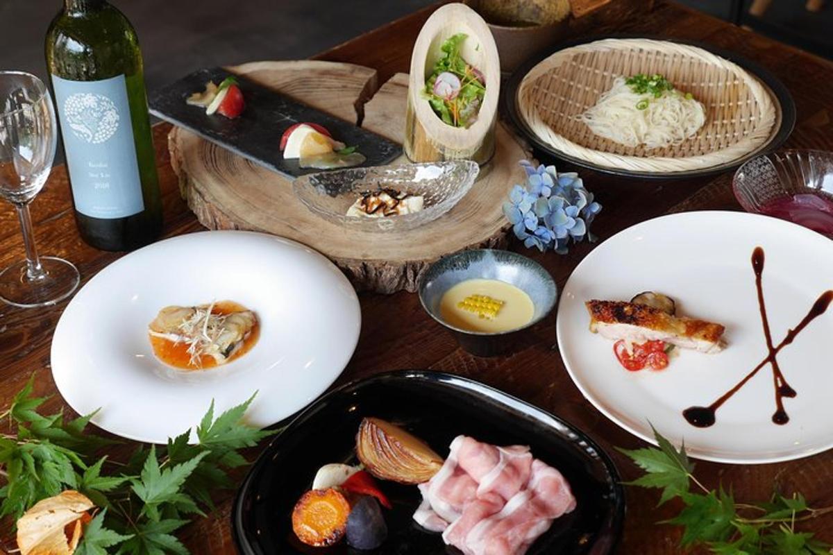 食べ物の皿とワインのボトルが置かれたテーブル