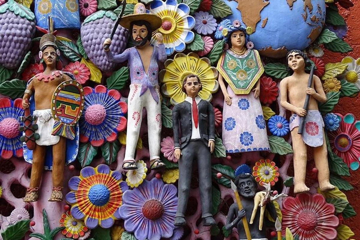 un grup de figures en una paret amb flors
