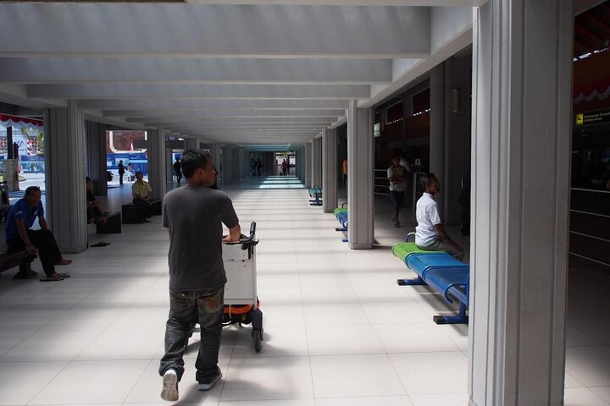 um homem caminhando pelo corredor de uma loja