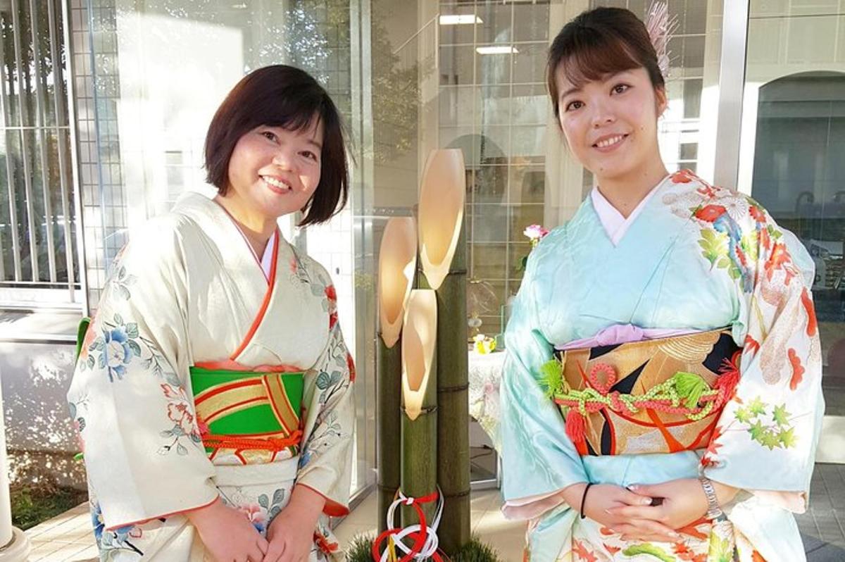zwei Fotos einer Frau im Kimono