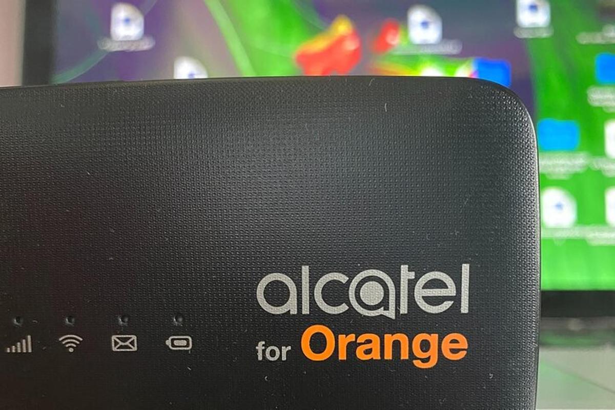 oranžová značka na boku černého objektu